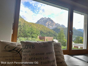 Chasa Stefania mit Ferienwohnung Schloss Tarasp und Ferienwohnung Lischanablick